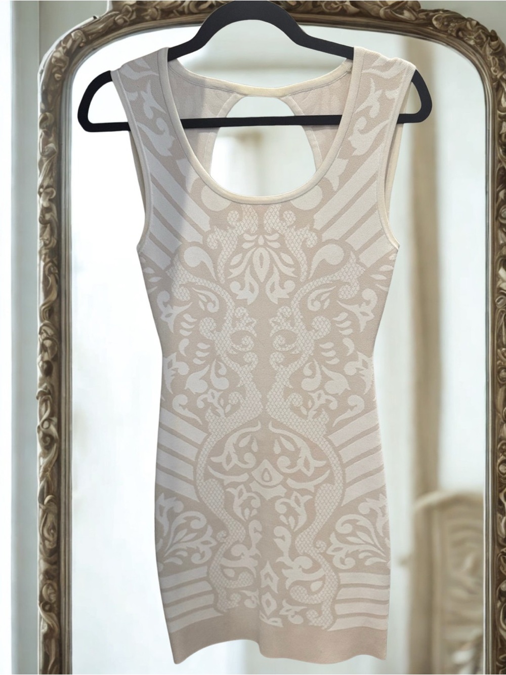 Guess Beige and White Sleeveless Patterned Bodycon Dress